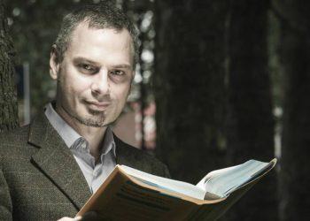 Γιάννης Οικονόμου: Ο Έλληνας που μιλάει 32 γλώσσες, διδάσκει ελληνικά σε φτωχόπαιδα της Αβάνας