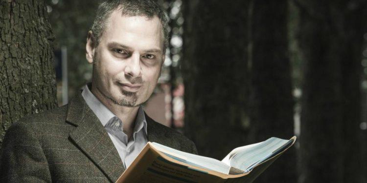 Γιάννης Οικονόμου: Ο Έλληνας που μιλάει 32 γλώσσες, διδάσκει ελληνικά σε φτωχόπαιδα της Αβάνας