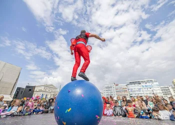 Σε αποκριάτικους ρυθμούς ο Πειραιάς – Πάρτι καρναβαλιστών στην πλατεία Κοραή