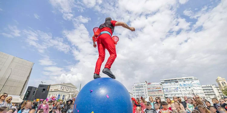 Σε αποκριάτικους ρυθμούς ο Πειραιάς – Πάρτι καρναβαλιστών στην πλατεία Κοραή