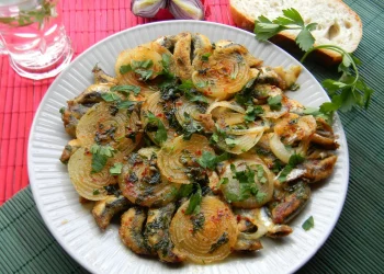 Αθερίνα τηγανητή με κρεμμύδια, με άρωμα Κυκλάδων