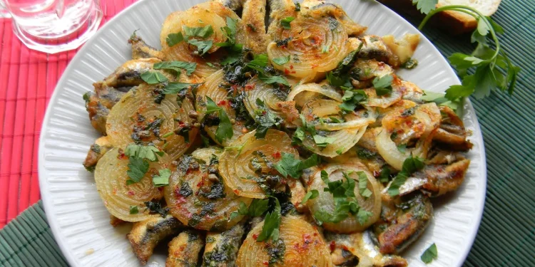 Αθερίνα τηγανητή με κρεμμύδια, με άρωμα Κυκλάδων