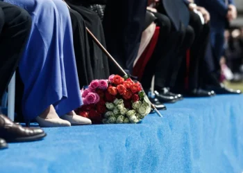 Οικογένειες θυμάτων Τεμπών: Σιωπηλή διαμαρτυρία και μνήμη στην παρέλαση της 25ης Μαρτίου