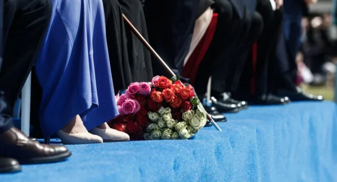 Οικογένειες θυμάτων Τεμπών: Σιωπηλή διαμαρτυρία και μνήμη στην παρέλαση της 25ης Μαρτίου