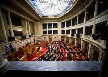 Η πρόταση δυσπιστίας συσπειρώνει βουλευτές και κόσμο στη ΝΔ: Η δημοσκοπική πτώση οδήγησε τον Ανδρουλάκη στην κατάθεσή της