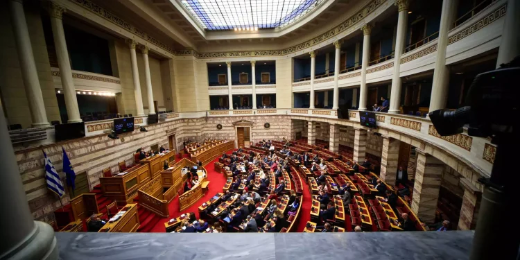 Η πρόταση δυσπιστίας συσπειρώνει βουλευτές και κόσμο στη ΝΔ: Η δημοσκοπική πτώση οδήγησε τον Ανδρουλάκη στην κατάθεσή της