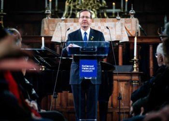 Ο πρόεδρος του Ισραήλ παρέστη στα εγκαίνια μουσείου του Ολοκαυτώματος στο Άμστερνταμ, εν μέσω διαμαρτυριών