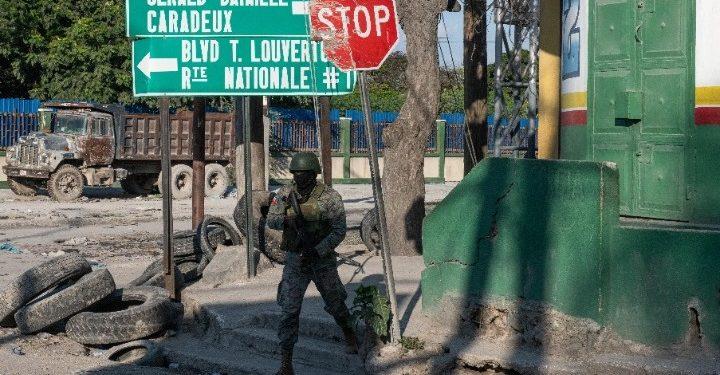 Η πρωτεύουσα της Αϊτής σε «κατάσταση πολιορκίας» – Εσπευσμένη απομάκρυνση ευρωπαίων και αμερικανών διπλωματών