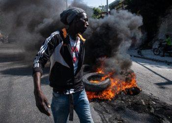 Πυρά στην πρωτεύουσα της Αϊτής – Οι διεργασίες για να οριστούν μεταβατικές αρχές συνεχίζονται