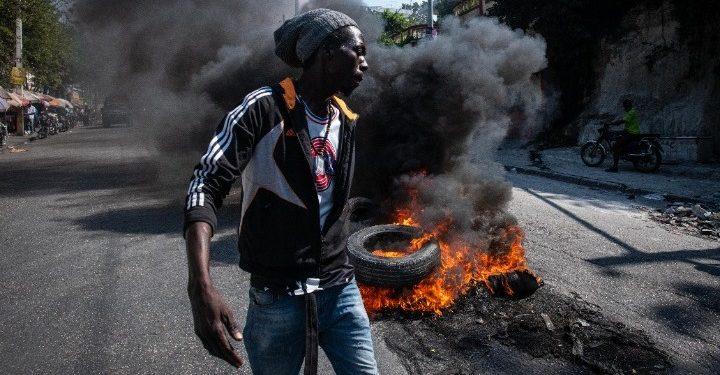 Πυρά στην πρωτεύουσα της Αϊτής – Οι διεργασίες για να οριστούν μεταβατικές αρχές συνεχίζονται