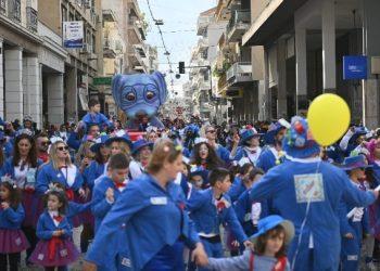 Ο ενθουσιασμός, η σάτιρα και η δημιουργικότητα του πατρινού καρναβαλιού στέλνουν μηνύματα χαράς και αισιοδοξίας
