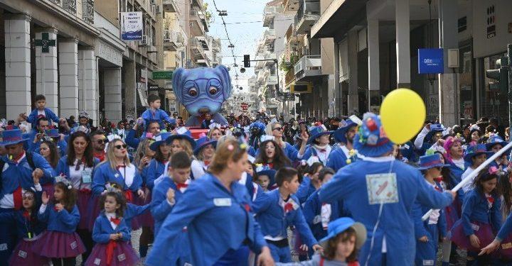 Ο ενθουσιασμός, η σάτιρα και η δημιουργικότητα του πατρινού καρναβαλιού στέλνουν μηνύματα χαράς και αισιοδοξίας
