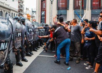 Συγκρούσεις αστυνομικών – διαδηλωτών στην Αργεντινή, παραμονή των 100 ημερών της προεδρίας Μιλέι