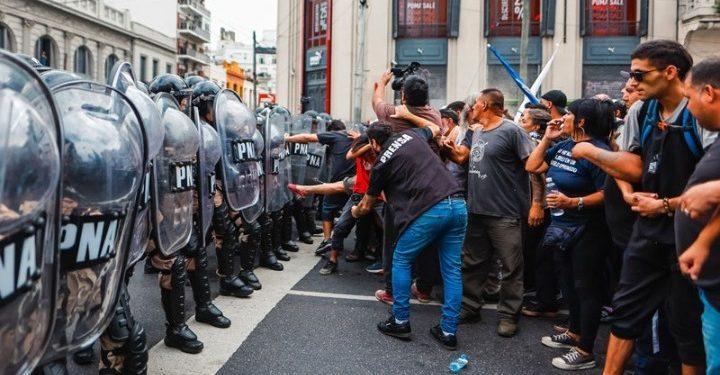 Συγκρούσεις αστυνομικών – διαδηλωτών στην Αργεντινή, παραμονή των 100 ημερών της προεδρίας Μιλέι