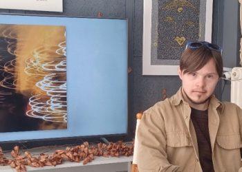 Κοζάνη: Ο Αλέξανδρος, ένας 27χρονος νέος με σύνδρομο Down, παρουσιάζει την πρώτη του έκθεση έργων τέχνης