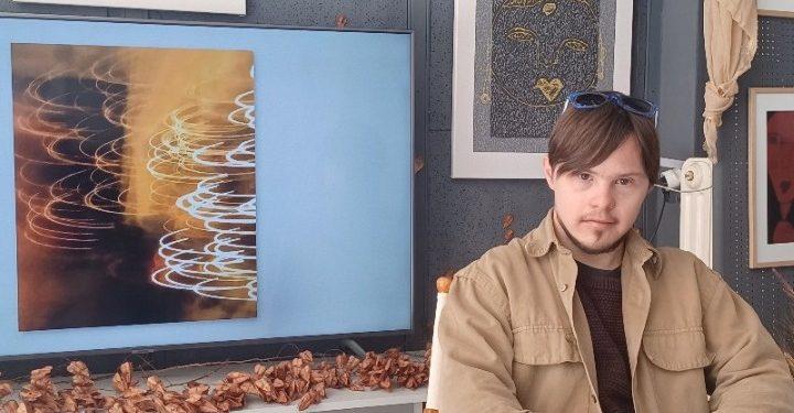 Κοζάνη: Ο Αλέξανδρος, ένας 27χρονος νέος με σύνδρομο Down, παρουσιάζει την πρώτη του έκθεση έργων τέχνης