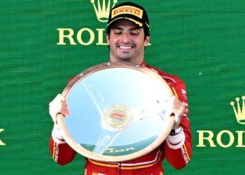 Ο Σάϊνθ «σταμάτησε» τον Φερστάπεν στην Μελβούρνη, εγκατέλειψε ο Ολλανδός