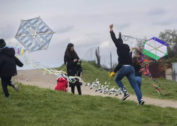 Ο Καιρός την Καθαρά Δευτέρα: Οι ιδανικές περιοχές για πέταγμα χαρταετού – Η πορεία και η ένταση των ανέμων