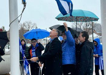 Από την έπαρση της Ελληνικής σημαίας στον ιστό του δημαρχείου της Νάσουα υπό έντονη βροχόπτωση. ΦΩΤΟΓΡΑΦΙΑ "Ε.Κ."/ΘΕΟΔΩΡΟΣ ΚΑΛΜΟΥΚΟΣ