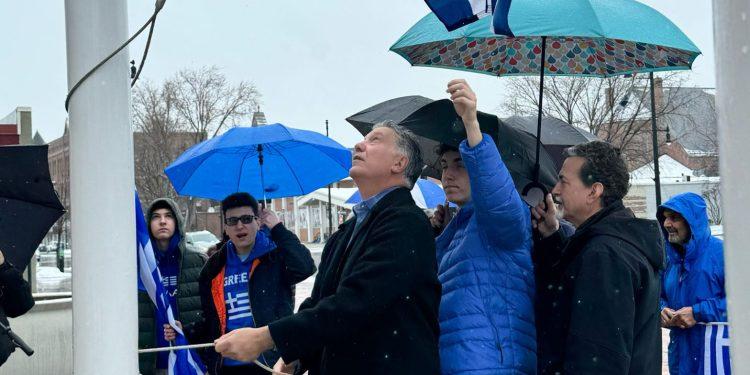 Από την έπαρση της Ελληνικής σημαίας στον ιστό του δημαρχείου της Νάσουα υπό έντονη βροχόπτωση. ΦΩΤΟΓΡΑΦΙΑ "Ε.Κ."/ΘΕΟΔΩΡΟΣ ΚΑΛΜΟΥΚΟΣ