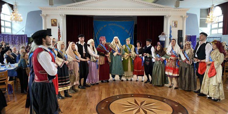 Στην Κοινότητα του Αγίου Δημητρίου Αστόριας πραγματοποιήθηκε η εκδήλωση για την 76η επέτειο της ενσωμάτωσης της Δωδεκανήσου στην Ελλάδα, ενώ τελέστηκε Θεία Λειτουργία υπό τον π. Γεδεών Βαρύτιμο και τον π. Ανδρέα Βυθούλκα. ΦΩΤΟΓΡΑΦΙΕΣ: «ΕΘΝΙΚΟΣ ΚΗΡΥΞ»/ΕΛΕΝΗ ΣΑΚΕΛΛΗ