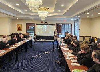 Η Κυρά Λυμπεράκη ομιλεί στη συνάθροιση των ιερέων της Μητρόπολης Βοστώνης για τον εθελοντισμό. ΦΩΤΟΓΡΑΦΙΑ ΜΗΤΡΟΠΟΛΗ ΒΟΣΤΩΝΗΣ