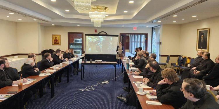 Η Κυρά Λυμπεράκη ομιλεί στη συνάθροιση των ιερέων της Μητρόπολης Βοστώνης για τον εθελοντισμό. ΦΩΤΟΓΡΑΦΙΑ ΜΗΤΡΟΠΟΛΗ ΒΟΣΤΩΝΗΣ