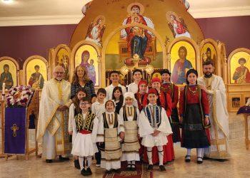 Οι μαθητές του ελληνικού σχολείου με τον π. Νικόλαο Πετροπουλάκο, τον π. Βασίλειο Αποστολίδη και την διευθύντρια, Σταυρούλα Χαμπάκη. Φωτογραφία: Εθνικός Κήρυξ/Μιχάλης Κακιάς