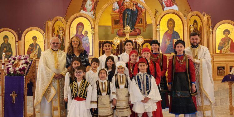 Οι μαθητές του ελληνικού σχολείου με τον π. Νικόλαο Πετροπουλάκο, τον π. Βασίλειο Αποστολίδη και την διευθύντρια, Σταυρούλα Χαμπάκη. Φωτογραφία: Εθνικός Κήρυξ/Μιχάλης Κακιάς