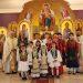 Οι μαθητές του ελληνικού σχολείου με τον π. Νικόλαο Πετροπουλάκο, τον π. Βασίλειο Αποστολίδη και την διευθύντρια, Σταυρούλα Χαμπάκη. Φωτογραφία: Εθνικός Κήρυξ/Μιχάλης Κακιάς