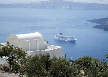 Σε ιστορικά υψηλά η άμεση συμβολή του τουρισμού στην ελληνική οικονομία