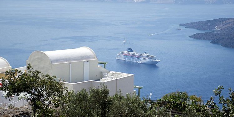 Σε ιστορικά υψηλά η άμεση συμβολή του τουρισμού στην ελληνική οικονομία
