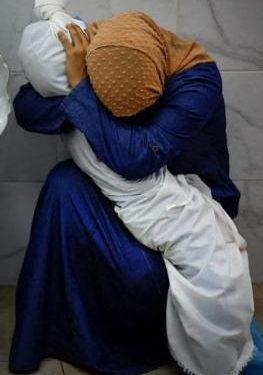 “Η Πιετά της Γάζας” Παλαιστίνια κρατά το σώμα της νεκρής ανιψιάς της