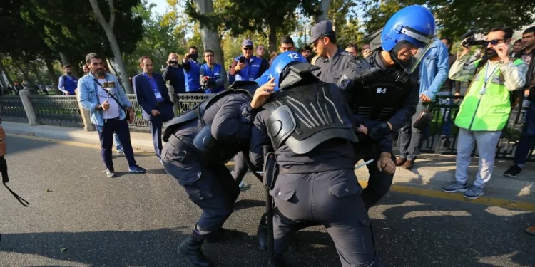 Αζερμπαϊτζάν: Πογκρόμ συλλήψεων δημοσιογράφων που ερευνούν τη διαφθορά σε πολιτικές ελίτ