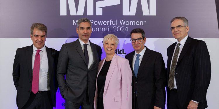 Από αριστερά προς τα δεξιά: O κ. Σωτήρης Τριπολιτσιώτης Chief Information & Technology Officer της Παγκρήτιας Τράπεζας, ο κ. Σεραφείμ Χρυσικός, Γενικός Διευθυντής Whole Sale της Παγκρήτιας Τράπεζας, η κυρία Ηρώ Φερεντίνου, Chief Operating & Transformation Officer της Παγκρήτιας Τράπεζας, ο κ. Αντώνης Βουράκης, Γενικός Διευθυντής Λιανικής-Wealth & Ψηφιακής Τραπεζικής Παγκρήτιας Τράπεζας, ο κ. Αντώνης Βαρθολομαίος, Διευθύνων Σύμβουλος της Παγκρήτιας Τράπεζας.