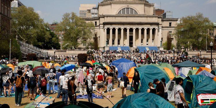 Διαδηλωτές έξω από το πανεπιστήμιο Κολούμπια ANDRES KUDACKI/ ΑΣΟΣΙΕΪTΕΝT ΠΡΕΣ