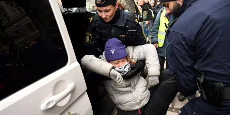 Γκρέτα Τούνμπεργκ: Αστυνομικοί την απομάκρυναν σηκωτή από διαδήλωση στη Χάγη