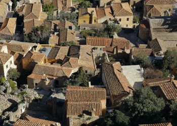 Πάσχα στη Μονεμβασιά: Κατάνυξη, θάλασσα και γεύσεις στην καρδιά της άνοιξης