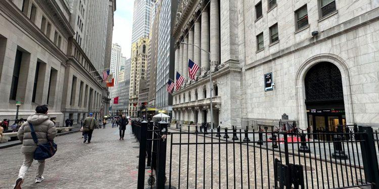 Άνθρωποι περνούν από το Χρηματιστήριο της Νέας Υόρκης, δεξιά, την Τετάρτη 17 Απριλίου 2024 στη Νέα Υόρκη. Τα επιτόκια των στεγαστικών δανείων έχουν αυξηθεί τους τελευταίους μήνες, καθιστώντας την ιδιοκτησία κατοικίας πιο δαπανηρή για τους αγοραστές της (AP Photo/Peter Morgan).(AP Photo/Peter Morgan)