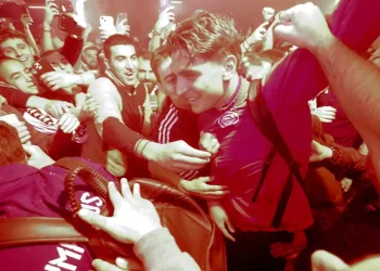 Ολυμπιακός: Πανζουρλισμός για τους θριαμβευτές του Θρύλου – Υποδοχή ηρώων στο «Ελευθέριος Βενιζέλος»