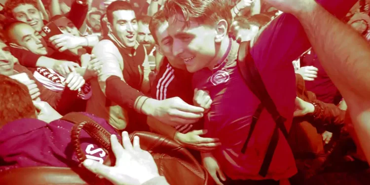 Ολυμπιακός: Πανζουρλισμός για τους θριαμβευτές του Θρύλου – Υποδοχή ηρώων στο «Ελευθέριος Βενιζέλος»