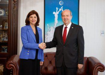 Ο Ερσίν Τατάρ (στη φωτογραφία από την πρόσφατη συνάντησή του με την απεσταλμένη του ΓΓ του ΟΗΕ Μαρία Ανχελα Ολγκίν Κουεγιάρ), κάνει το παν για να εξοστρακίσει κάθε προσπάθεια για επιστροφή στις συνομιλίες για ομοσπονδιακή λύση του Κυπριακού. (Photo via X).