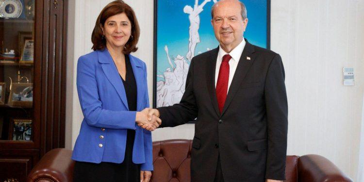 Ο Ερσίν Τατάρ (στη φωτογραφία από την πρόσφατη συνάντησή του με την απεσταλμένη του ΓΓ του ΟΗΕ Μαρία Ανχελα Ολγκίν Κουεγιάρ), κάνει το παν για να εξοστρακίσει κάθε προσπάθεια για επιστροφή στις συνομιλίες για ομοσπονδιακή λύση του Κυπριακού. (Photo via X).