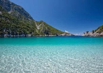 Θαψά, η «Γαλάζια Λίμνη» της Εύβοιας