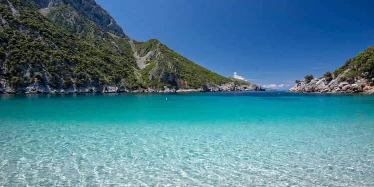 Θαψά, η «Γαλάζια Λίμνη» της Εύβοιας