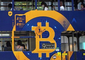 Μια διαφήμιση για το κρυπτονόμισμα bitcoin εμφανίζεται σε ένα τραμ, 12 Μαΐου 2021, στο Χονγκ Κονγκ. (AP Photo/Kin Cheung, Αρχείο)