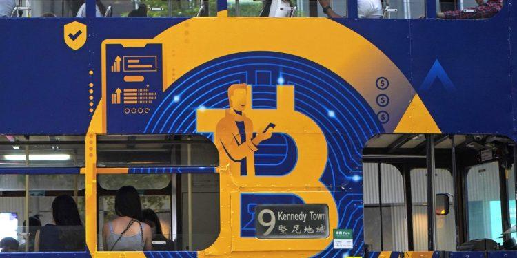 Μια διαφήμιση για το κρυπτονόμισμα bitcoin εμφανίζεται σε ένα τραμ, 12 Μαΐου 2021, στο Χονγκ Κονγκ. (AP Photo/Kin Cheung, Αρχείο)