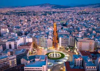 Airbnb: Ξεκινούν με… «ψιλά γράμματα» τα νέα μέτρα