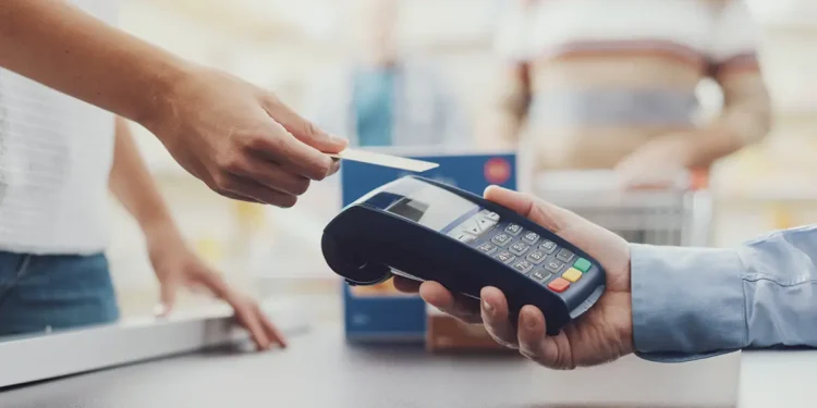 Στη Βουλή η τροπολογία για την μείωση των τραπεζικών προμηθειών στα POS