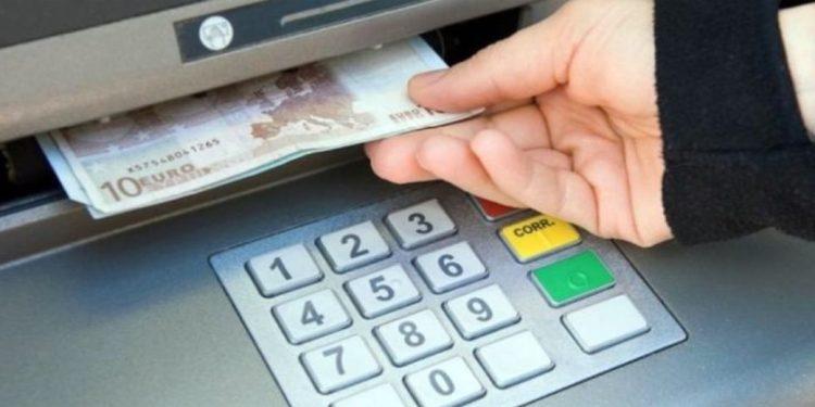 Συντάξεις και επιδόματα από e- ΕΦΚΑ και ΔΥΠΑ: Ποιοι πάνε στα ΑΤΜ έως και τις 2 Μαΐου